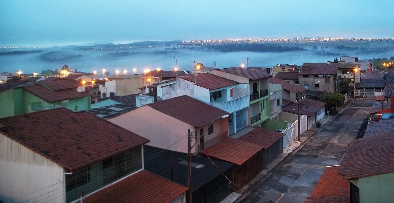 Vista elevada de quadra residencial do Riacho Fundo, no Distrito Federal, ao amanhecer