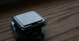 Processadores de computador empilhados sobre mesa de madeira em closeup