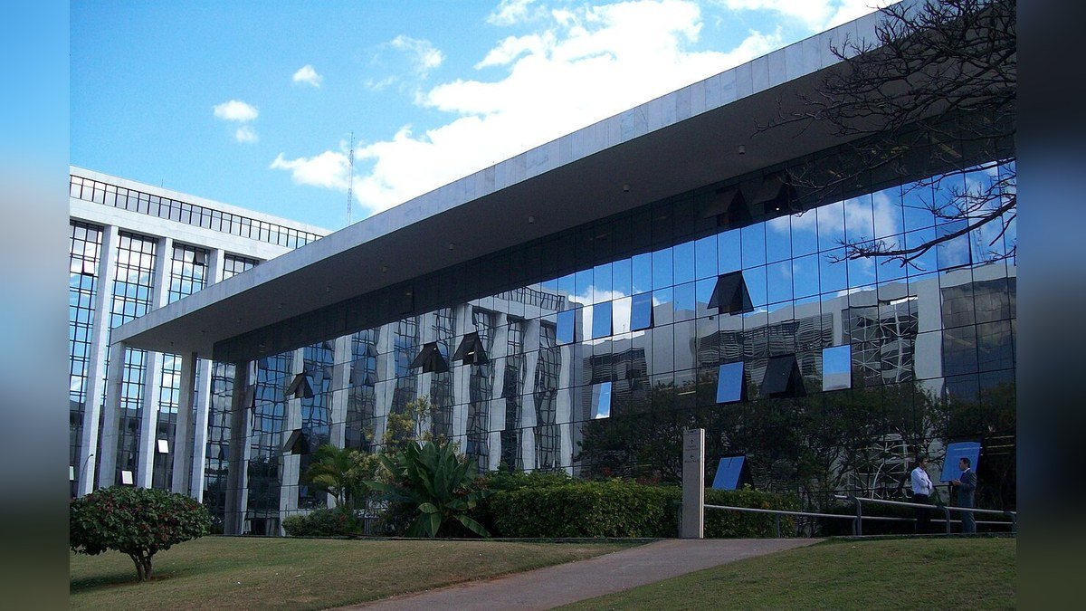 Fachada envidraçada do edifício do Tribunal de Justiça do Distrito Federal e dos Territórios em Brasília