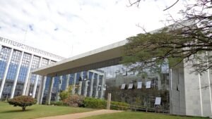 Fachada de vidro e mármore do edifício do Tribunal de Justiça do Distrito Federal e dos Territórios, em Brasília