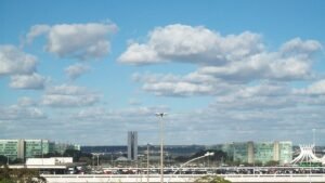 Vista do Eixo Monumental em Brasília com o Congresso Nacional e a Catedral ao fundo