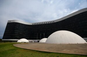 Fachada do edifício-sede do Tribunal Superior Eleitoral em Brasília no dia das eleições
