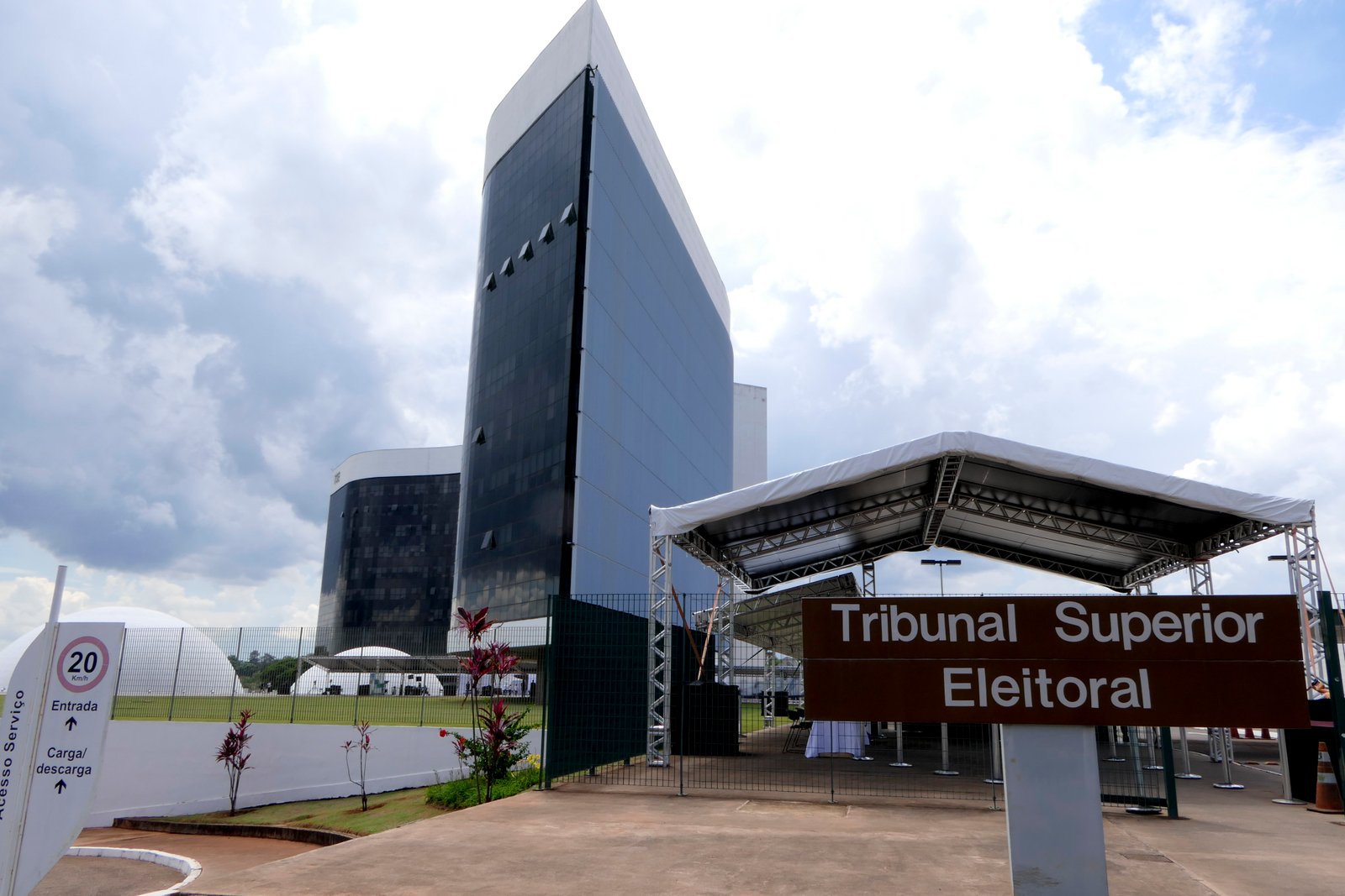 Fachada da sede do Tribunal Superior Eleitoral em Brasília, com placa de identificação do tribunal em primeiro plano