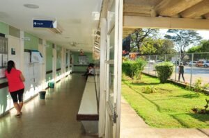 Corredor de centro de saúde em Brasília com pacientes aguardando atendimento