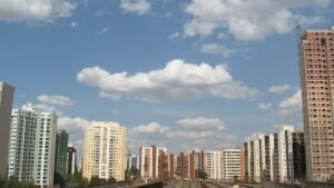 Prédios residenciais e edifício em construção em Águas Claras, no Distrito Federal