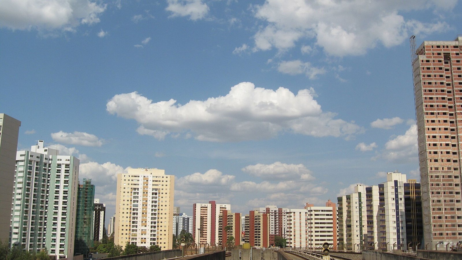 Prédios residenciais e edifício em construção em Águas Claras, no Distrito Federal