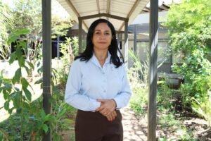 Márcia Olivé, diretora da Vigilância Sanitária do DF, em jardim de unidade de saúde