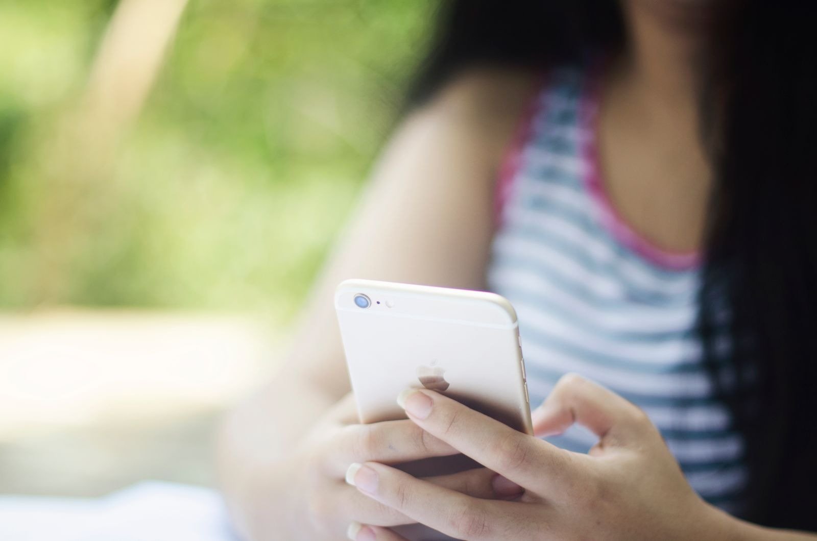 Mãos de uma mulher seguram um celular para consultar informações no aplicativo