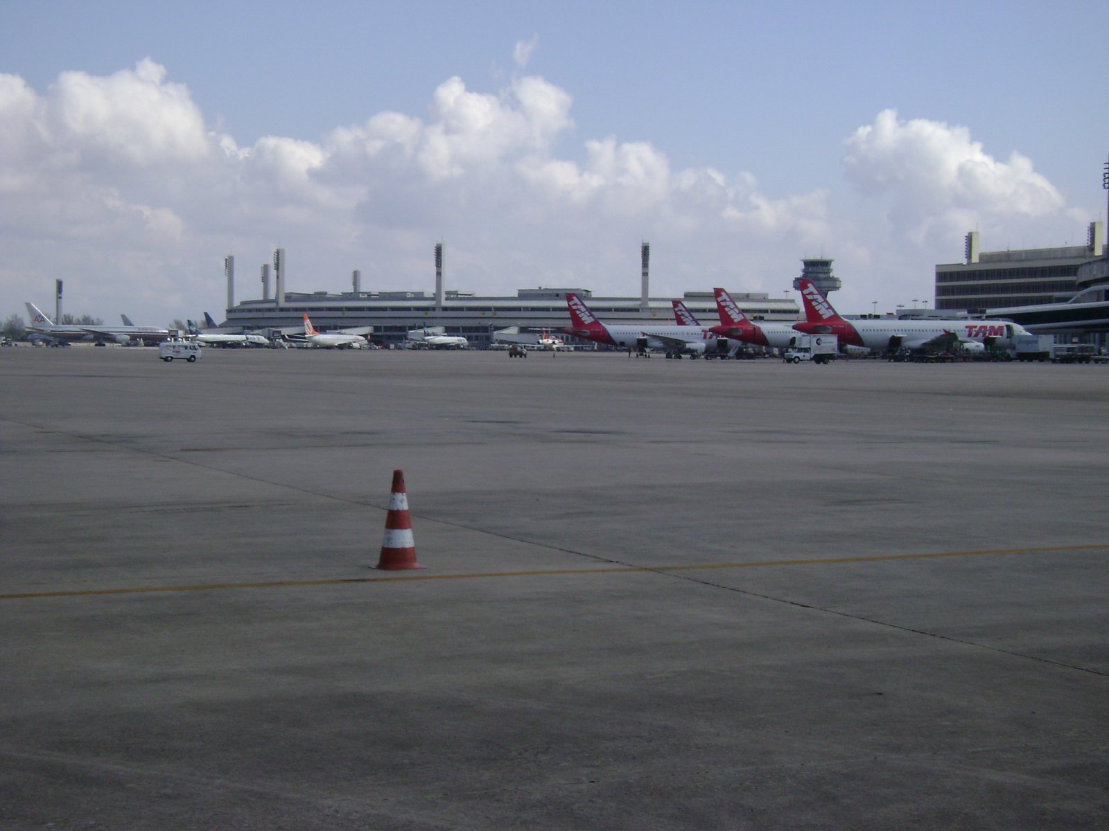 Pátio de aeronaves e terminal do Aeroporto Internacional do Rio de Janeiro/Galeão