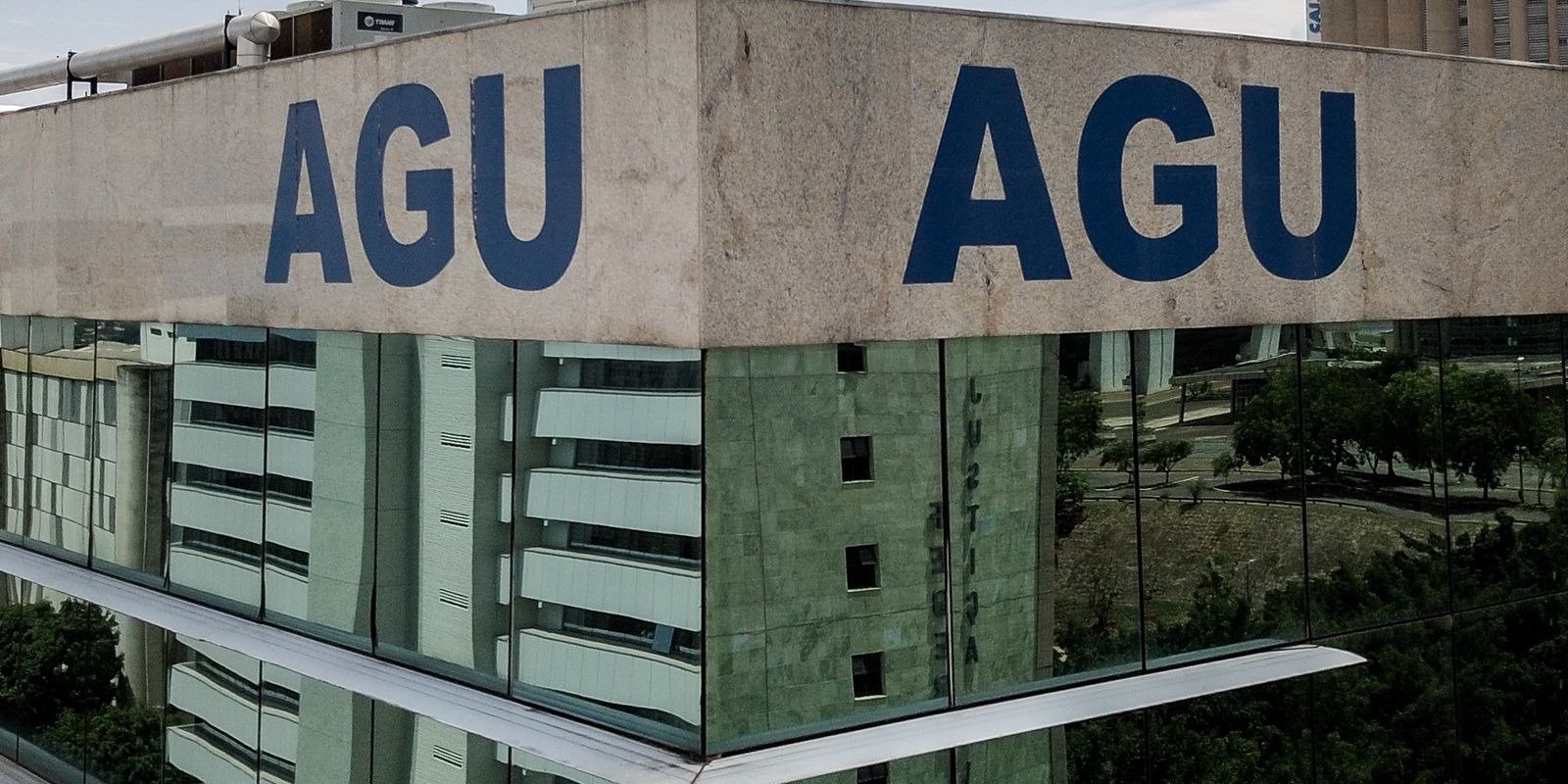 Fachada do prédio da Advocacia-Geral da União, em Brasília, com a sigla AGU na cobertura