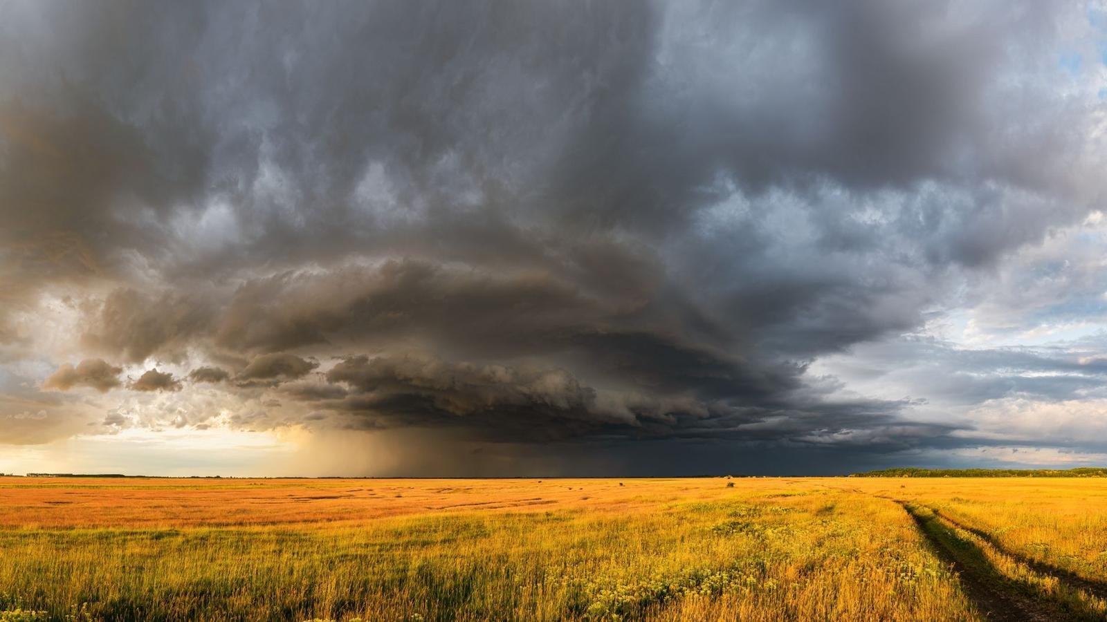 Nuvens escuras de tempestade sobre um campo aberto, imagem ilustrativa