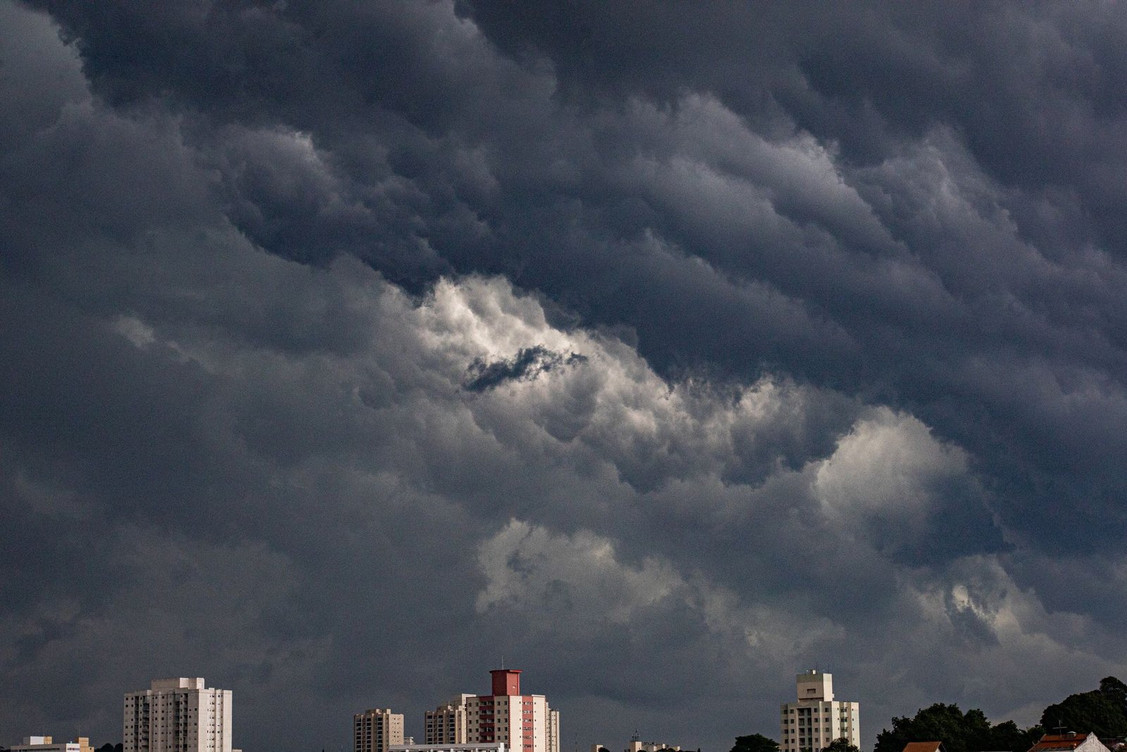 Nuvens escuras de tempestade sobre prédios residenciais, em foto ilustrativa de arquivo