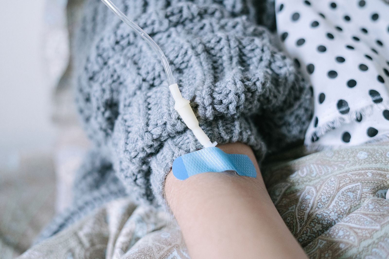 Braço de paciente com acesso intravenoso durante tratamento contra o câncer