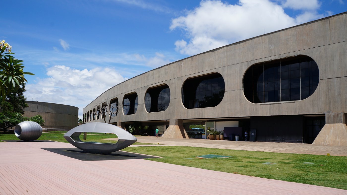 Fachada do CCBB Brasília com janelas ovais sob céu azul