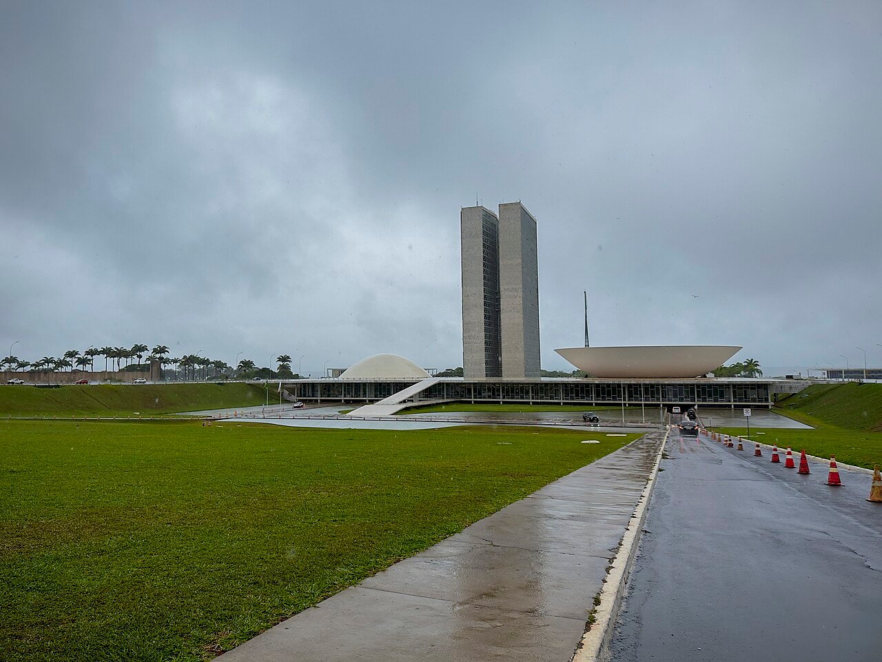 Congresso Nacional sob céu fechado e chuva fina, em Brasília