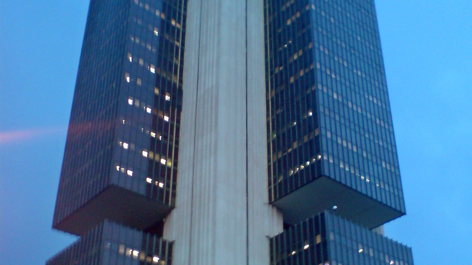 Torres de vidro da sede do Banco Central do Brasil em Brasília ao entardecer