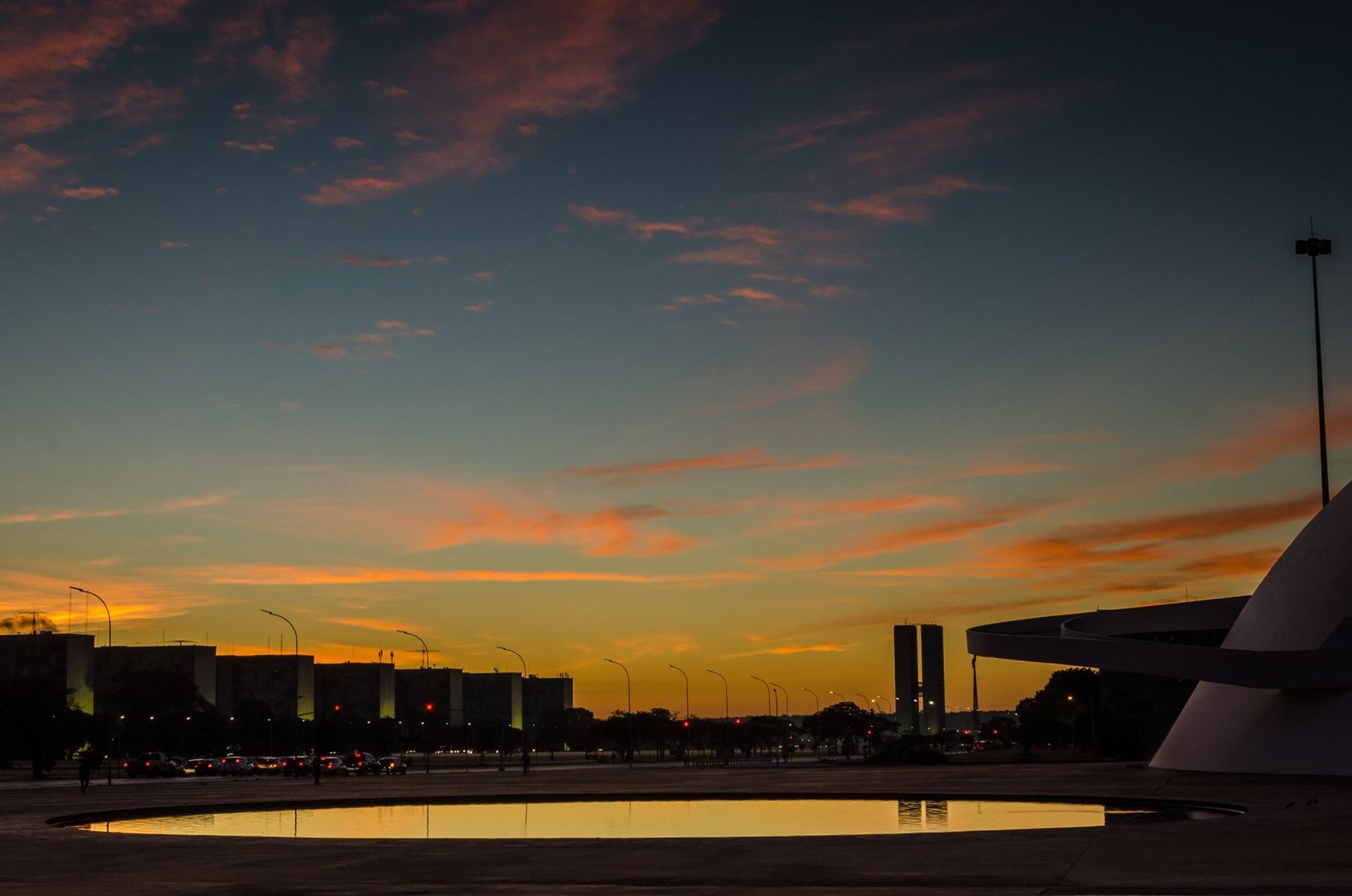 Pôr do sol na Esplanada dos Ministérios, com o Congresso Nacional ao fundo, em Brasília