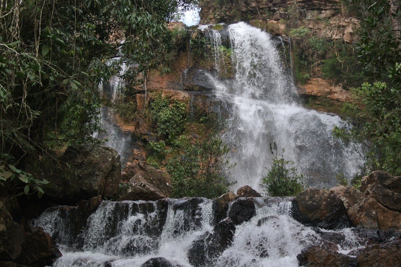 Cachoeira do Poço Azul, em Brazlândia (DF), com queda-d'água entre rochas e vegetação de cerrado