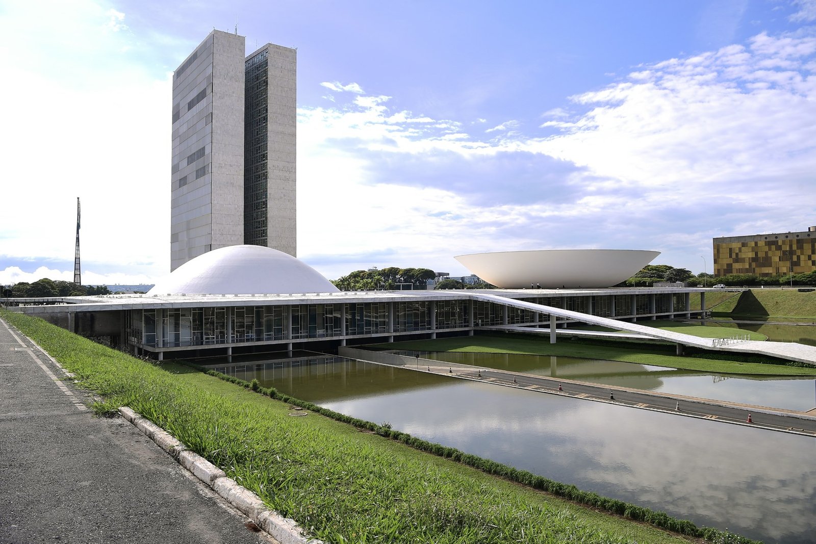Palácio do Congresso Nacional em Brasília, com as torres do anexo e as cúpulas do Senado e da Câmara, em foto de arquivo