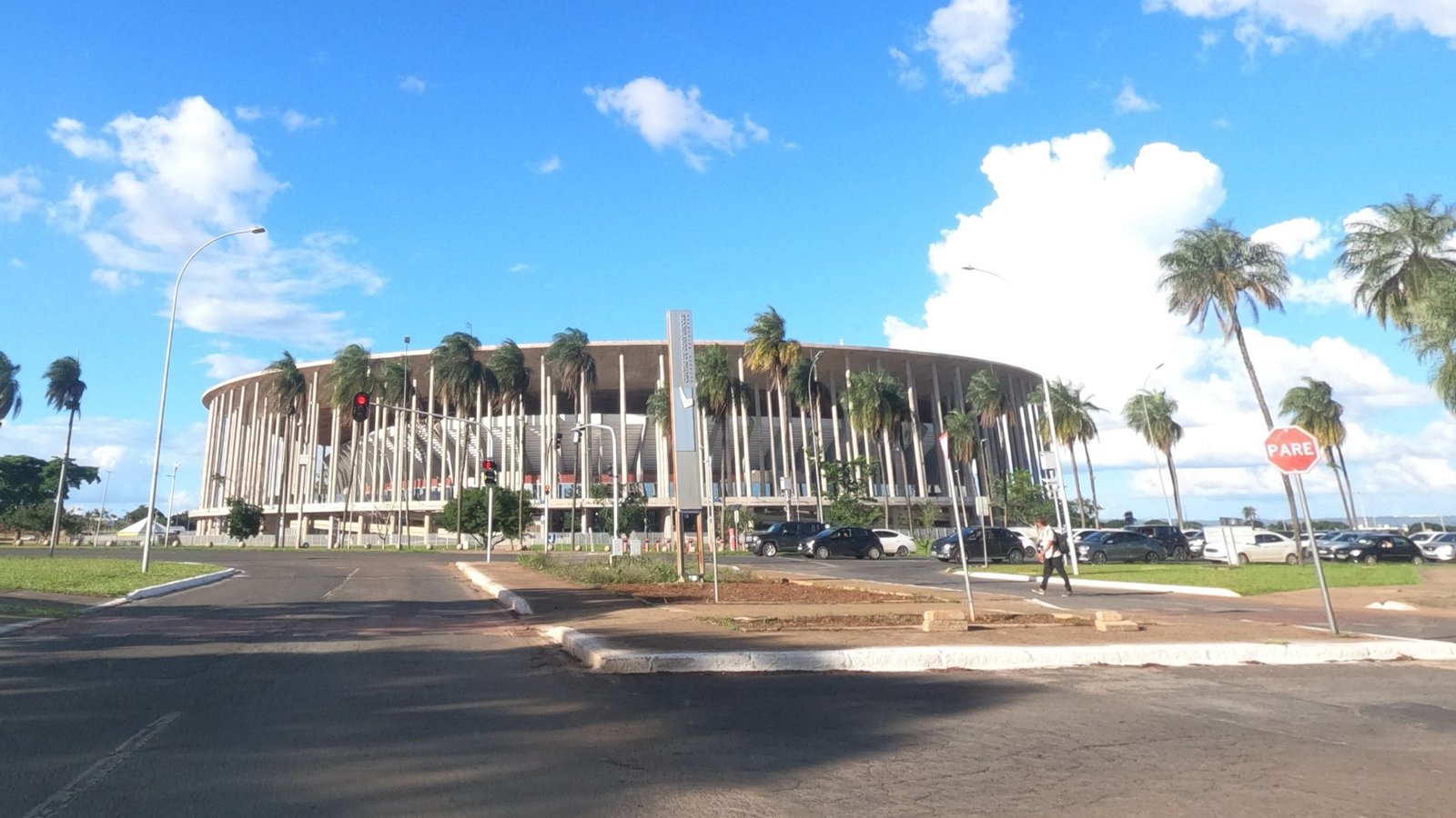 Estádio Nacional Mané Garrincha, em Brasília, visto da rua, com palmeiras e céu azul; foto de arquivo