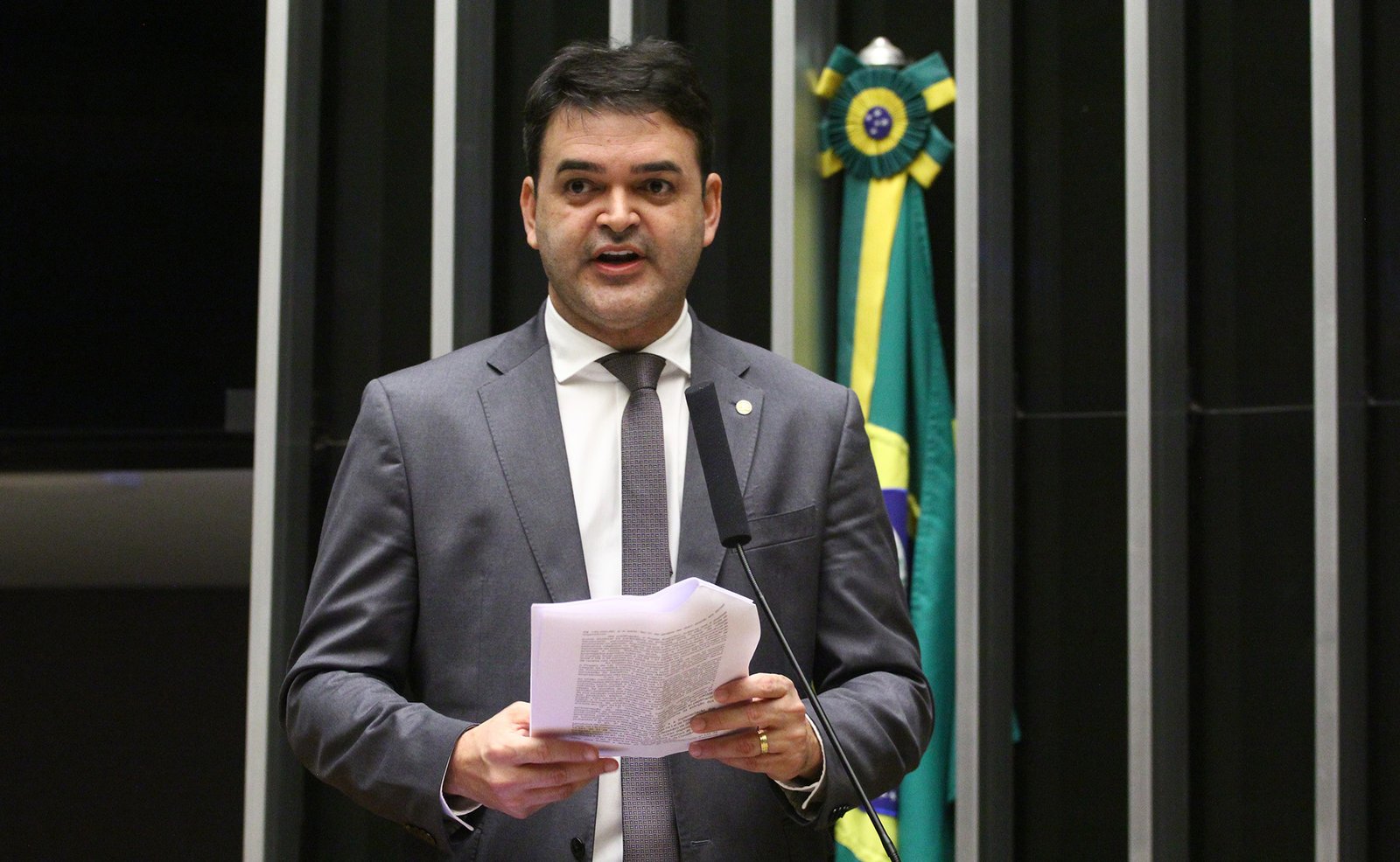 Deputado discursa na tribuna do plenário da Câmara durante a sessão de 14 de outubro