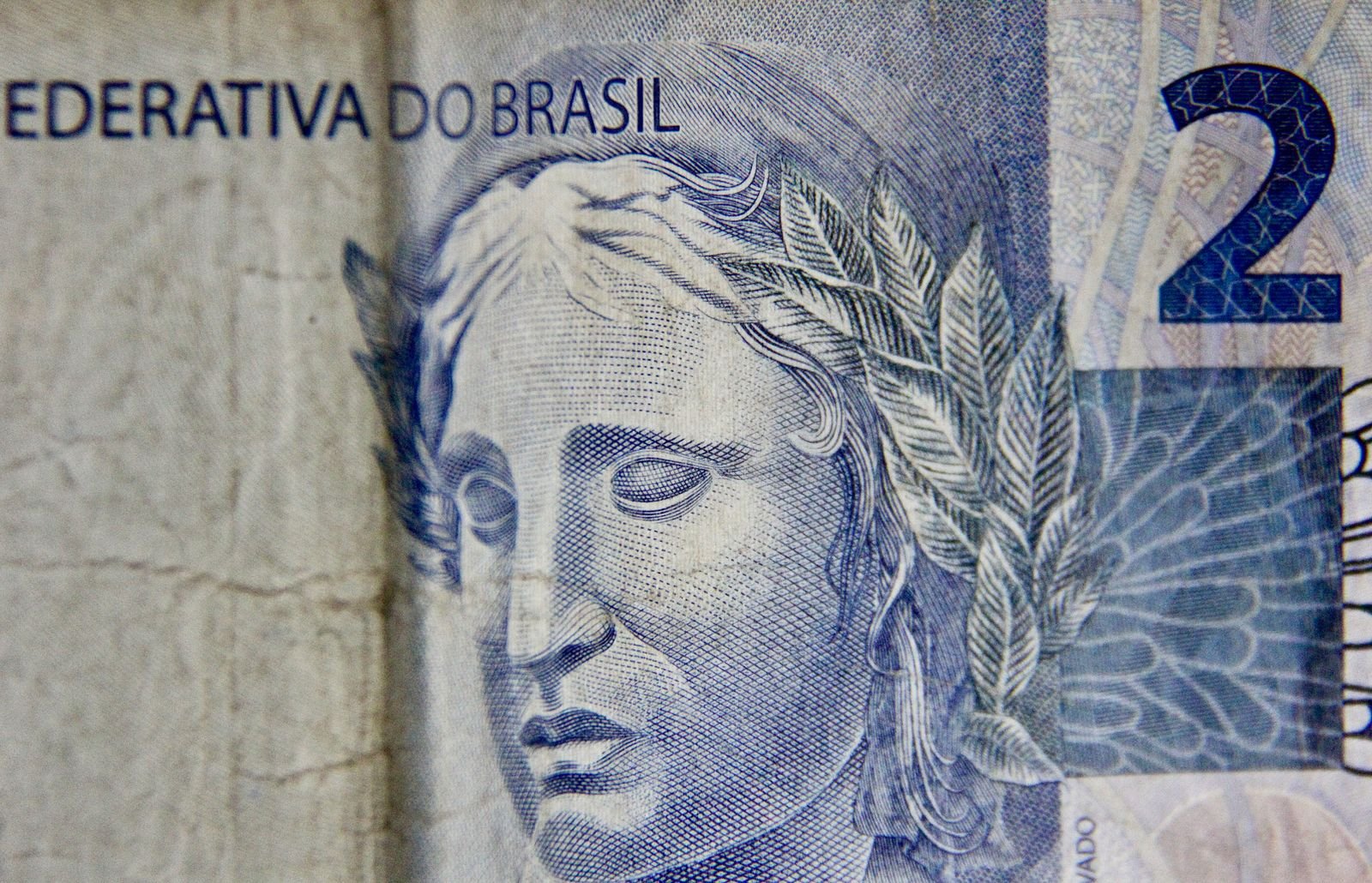 Close de uma cédula de R$ 2 com a efígie da República, imagem ilustrativa