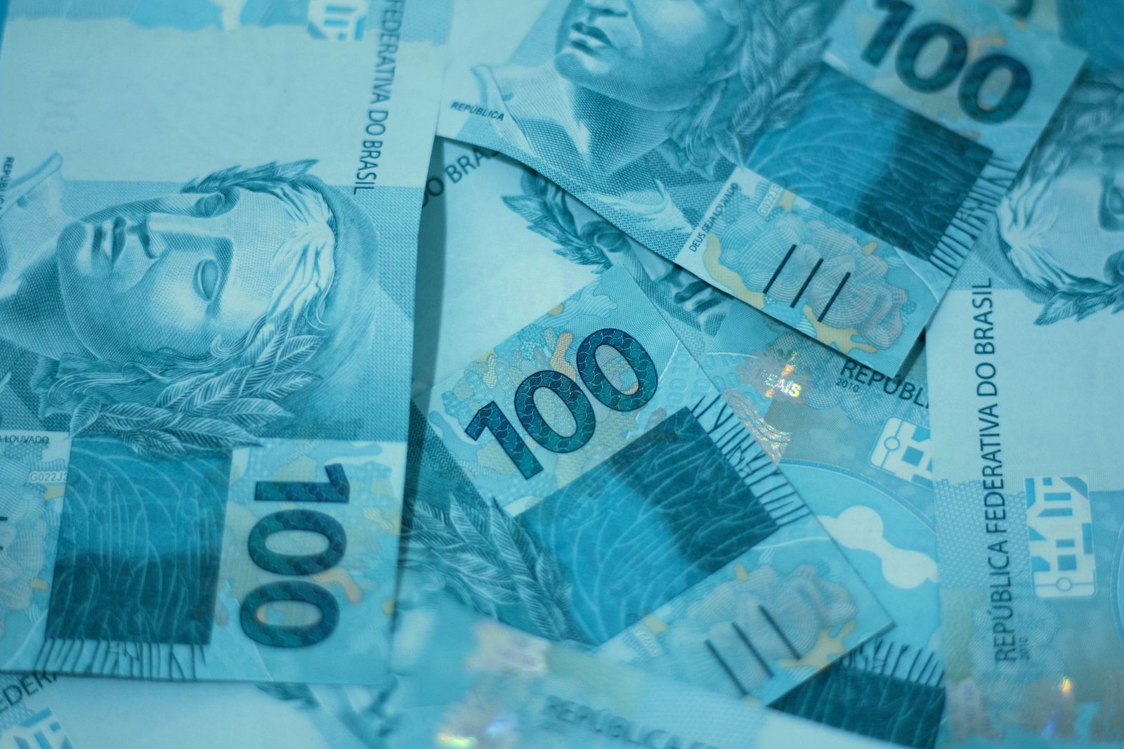 Close de várias cédulas de R$ 100 sobrepostas, em foto de arquivo ilustrativa