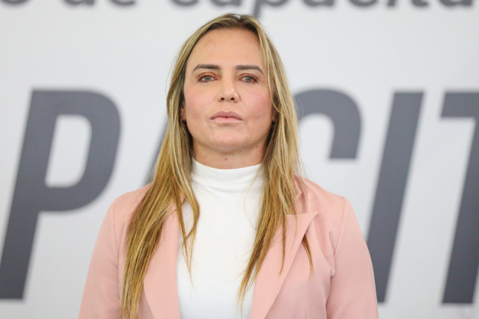 Retrato de Celina Leão, de blazer rosa e blusa branca, diante de painel claro (foto de arquivo de 2023)
