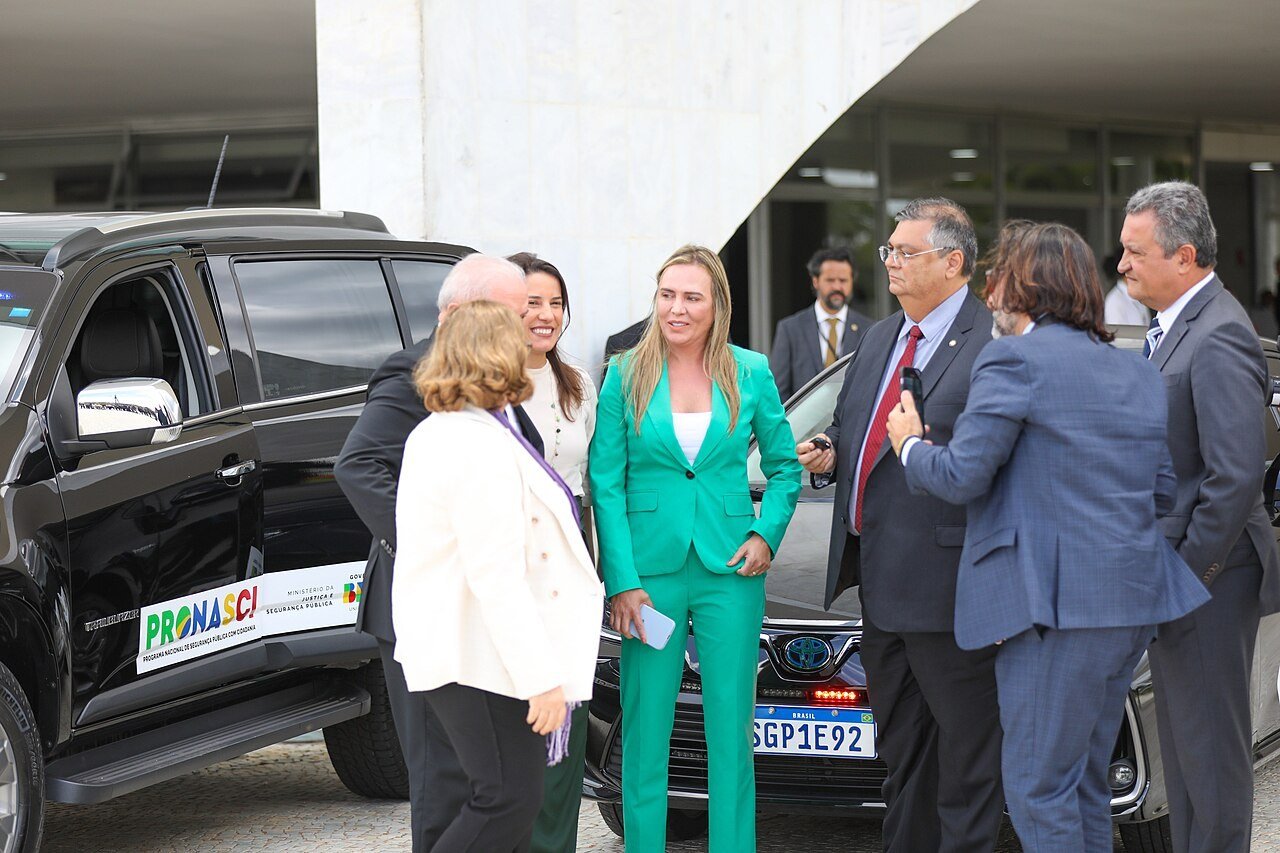 A governadora Celina Leão, de terninho verde, conversa com autoridades em frente a viaturas no Palácio do Planalto, em foto de arquivo