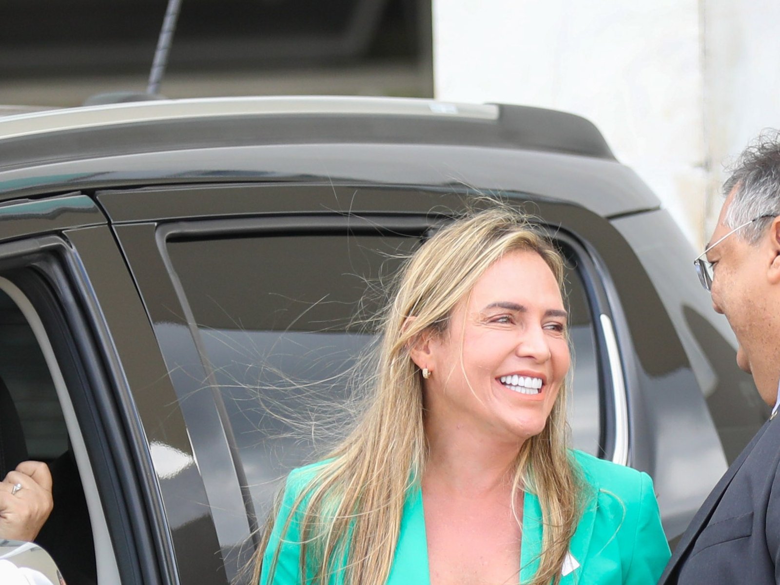 Celina Leão sorri ao lado de uma viatura durante cerimônia em Brasília, em foto de arquivo de 2023