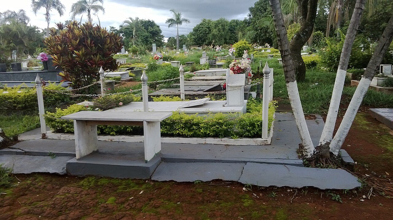 Túmulos e jardim no Cemitério de Planaltina, no DF, em foto de arquivo