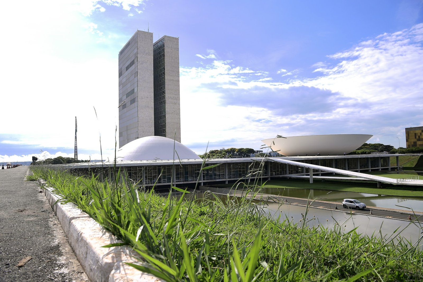 Fachada do Congresso Nacional em Brasília, com as torres e as cúpulas da Câmara e do Senado