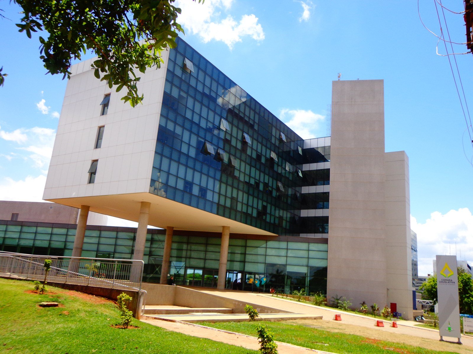 Edifício-sede da Câmara Legislativa do Distrito Federal, com placa da CLDF na entrada