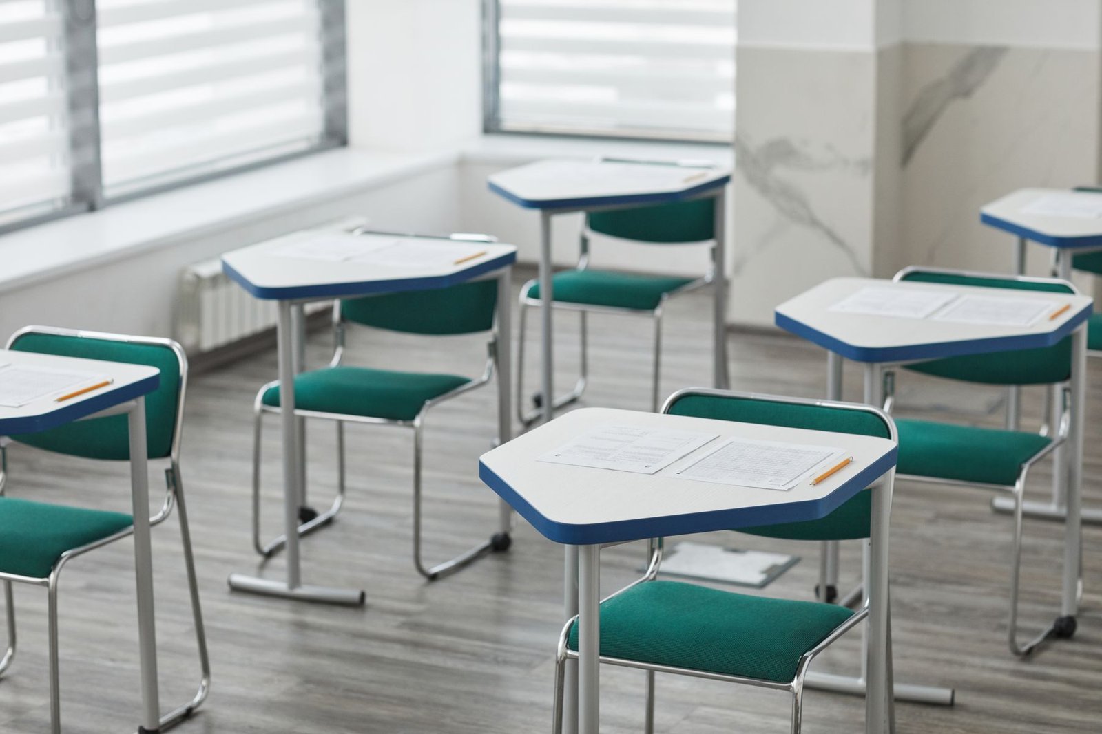 Sala de prova vazia com carteiras escolares preparadas para exame