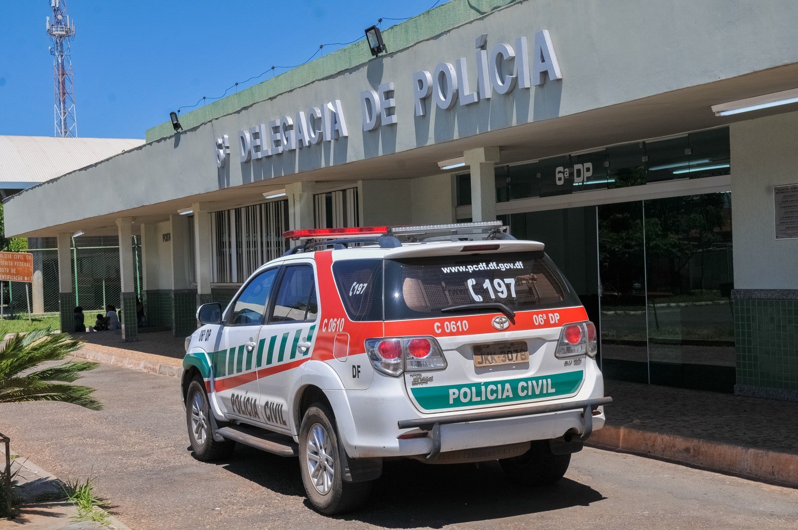 Viatura da Polícia Civil do DF estacionada em frente a uma delegacia de polícia