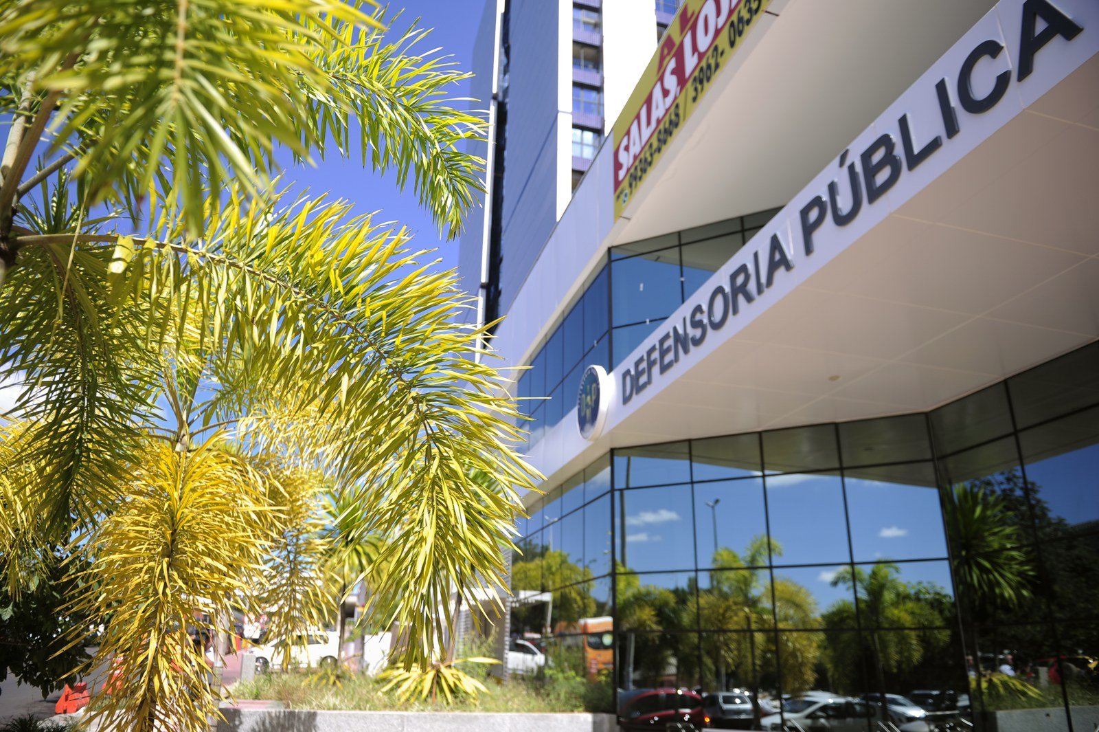 Fachada da sede da Defensoria Pública do Distrito Federal, com o nome da instituição na marquise