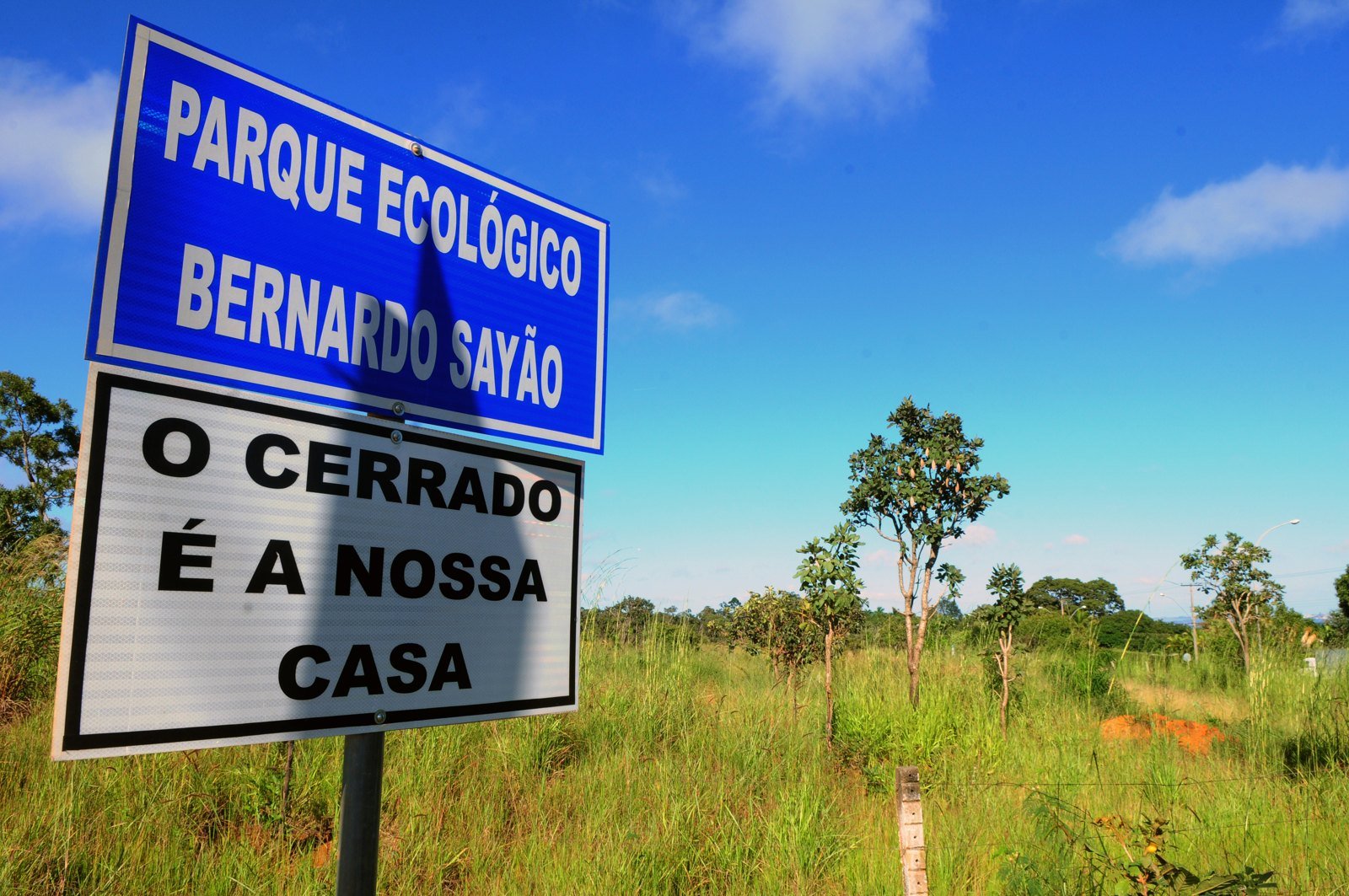 Placa do Parque Ecológico Bernardo Sayão com a frase O Cerrado é a nossa casa