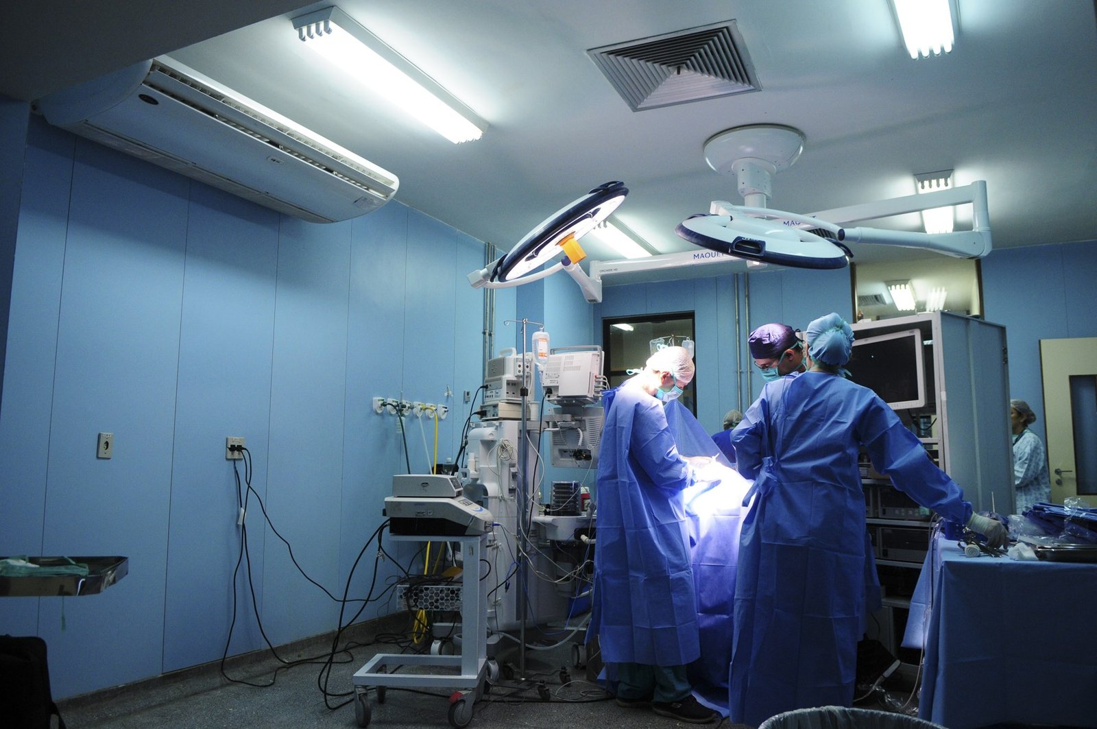 Equipe médica em sala de cirurgia de hospital da rede pública do Distrito Federal