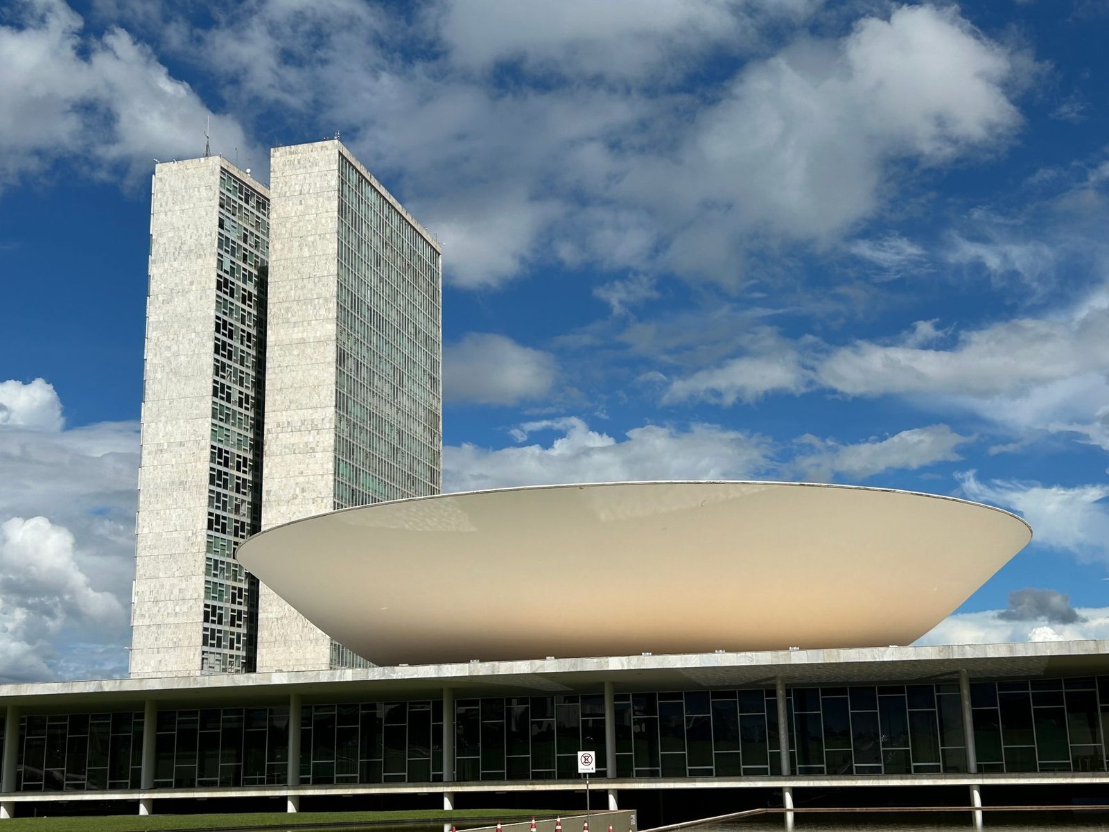 Edifício do Congresso Nacional, em Brasília, com as duas torres e as cúpulas sob céu azul