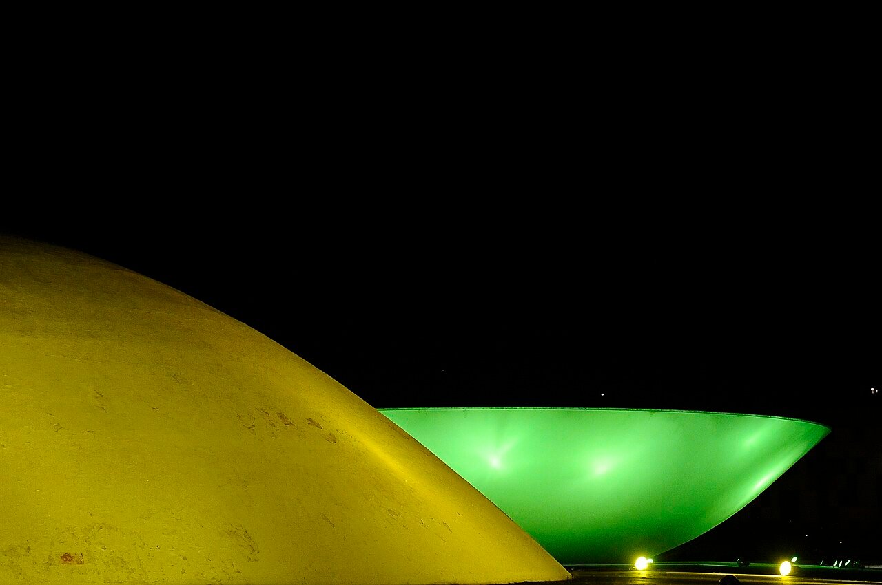 Cúpulas do Congresso Nacional iluminadas à noite, em Brasília, em foto de arquivo