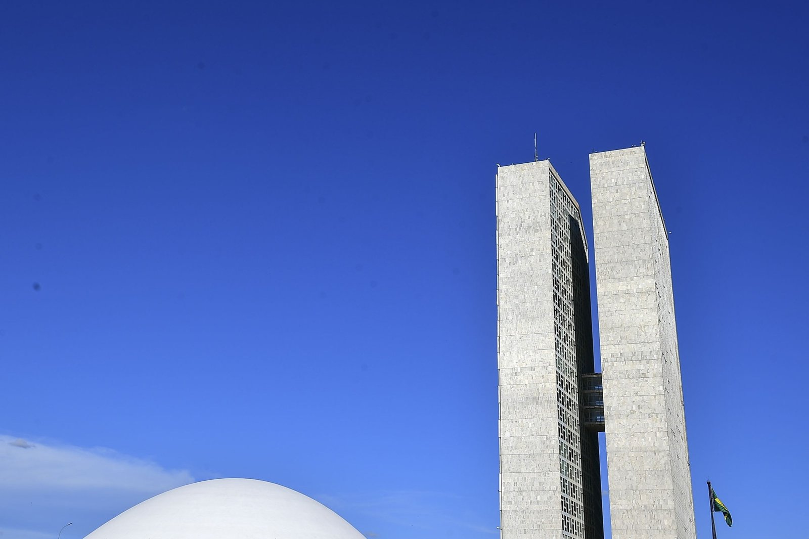 Torres do Congresso Nacional e a cúpula do Senado sob céu azul, em Brasília