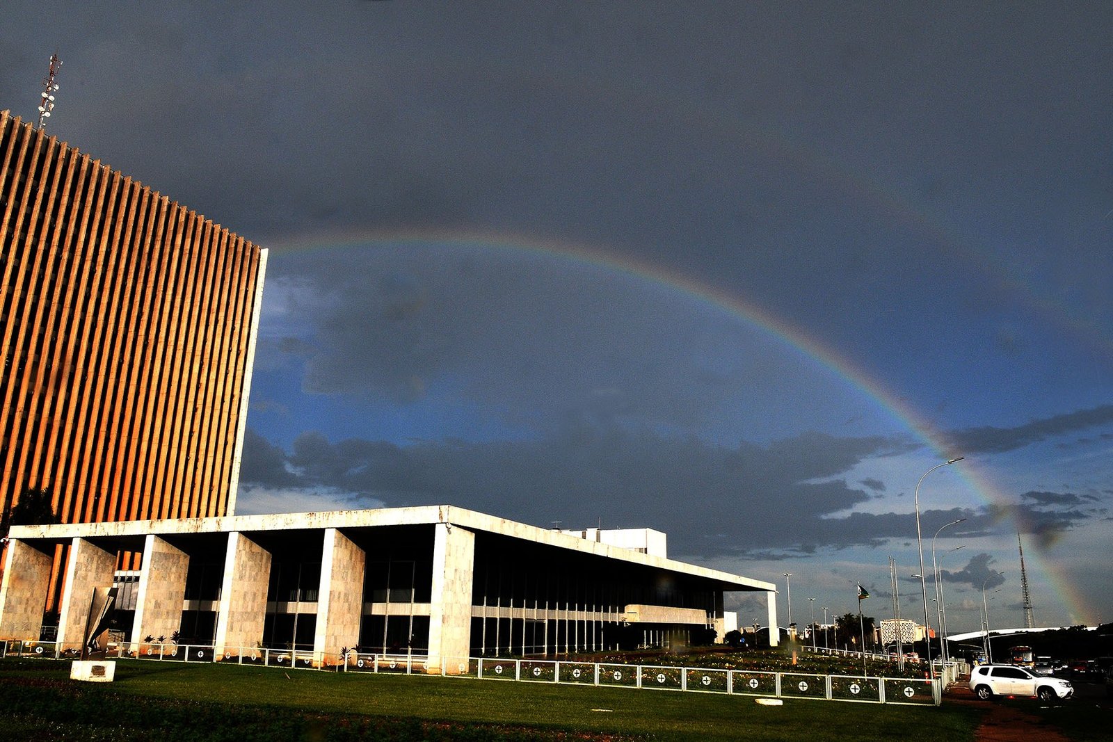 Palácio do Buriti, sede do governo do Distrito Federal, com um arco-íris sobre o prédio ao fim da tarde