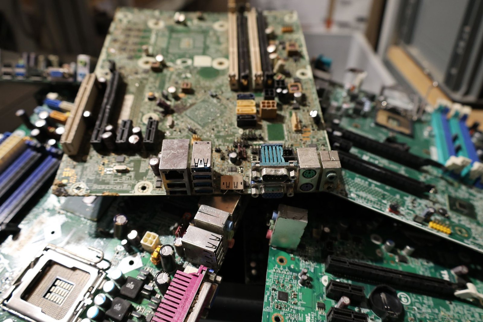 Placas de circuito de computadores descartados empilhadas (foto ilustrativa de lixo eletrônico)