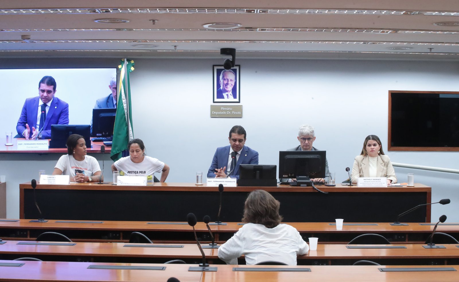 Audiência da Comissão Externa da Câmara com mães de crianças desaparecidas, o deputado Fernando Rodolfo e a advogada Nathaly Moraes à mesa