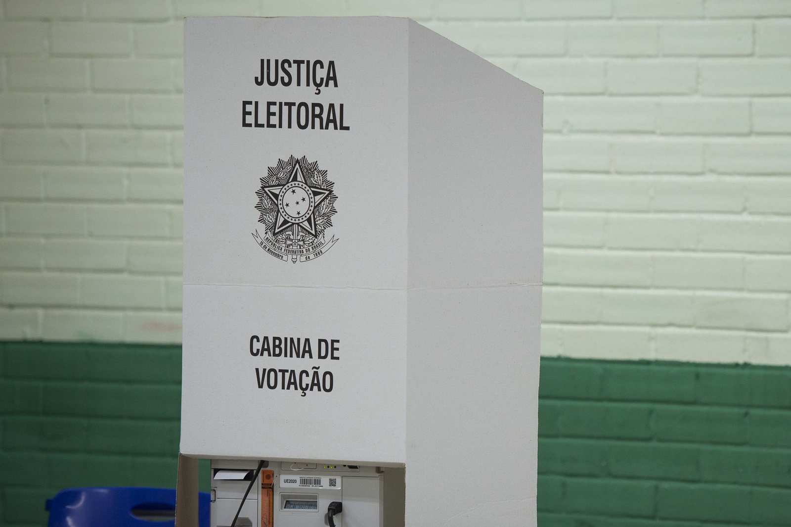 Cabine de votação da Justiça Eleitoral com o brasão da República, em seção eleitoral no 2º turno de 2022 (foto de arquivo)