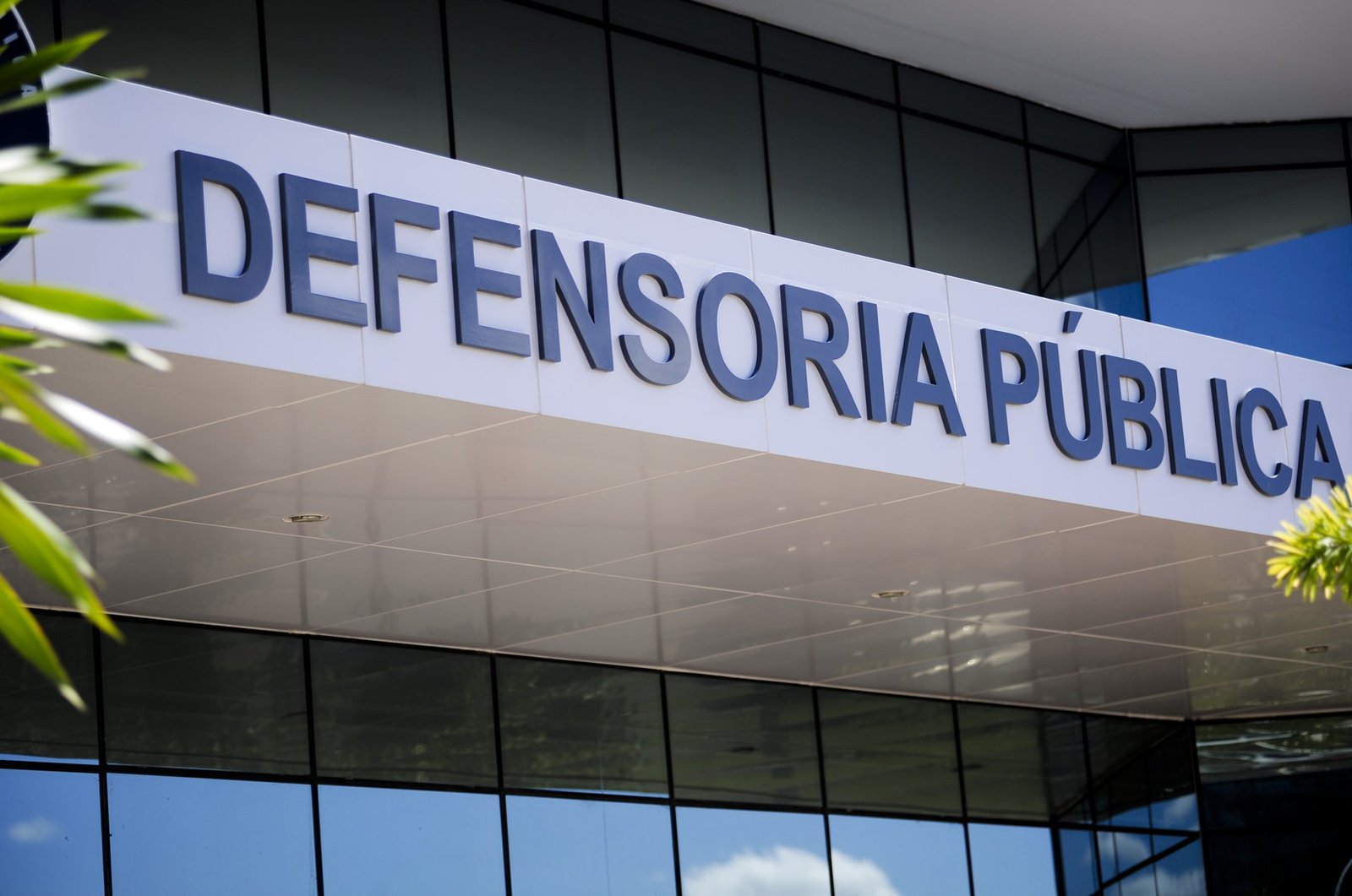 Letreiro Defensoria Pública na entrada de uma unidade da Defensoria Pública do Distrito Federal, em foto de 2018