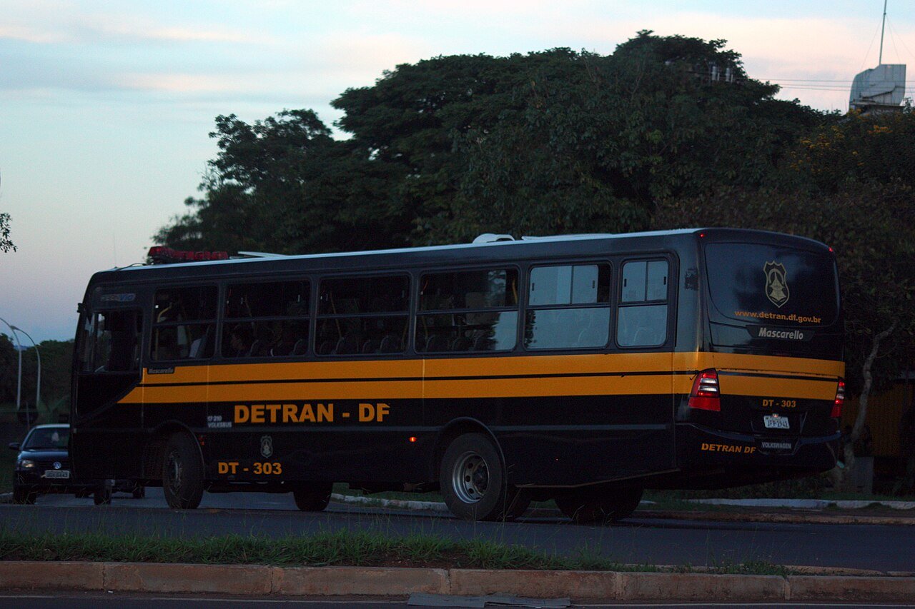 Ônibus do Detran-DF com a identificação do órgão na lateral, em Brasília