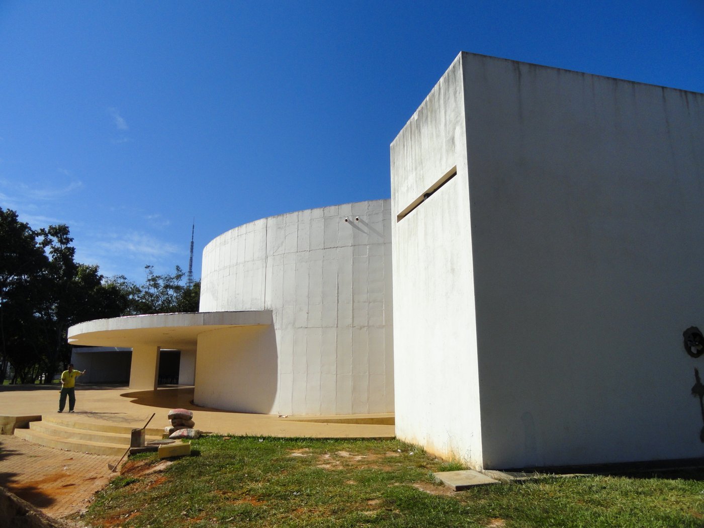 Prédio branco do Clube do Choro de Brasília sob céu azul