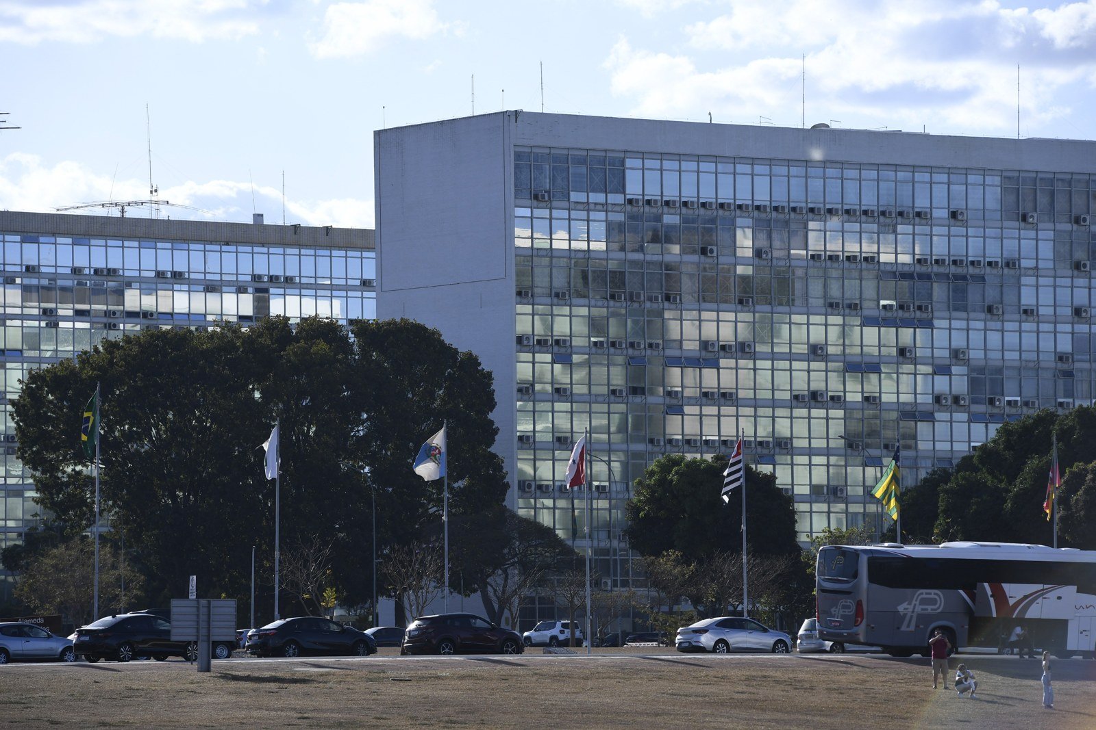 Edifícios ministeriais da Esplanada dos Ministérios, em Brasília, com bandeiras estaduais e o Brasil em primeiro plano (foto ilustrativa de arquivo)