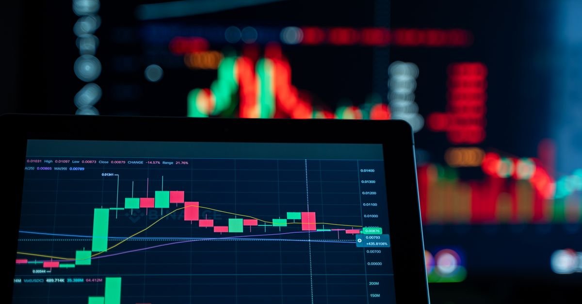 Tela com gráficos de candlestick de negociação em bolsa